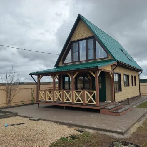 Терраса под навесом с перилами крестом